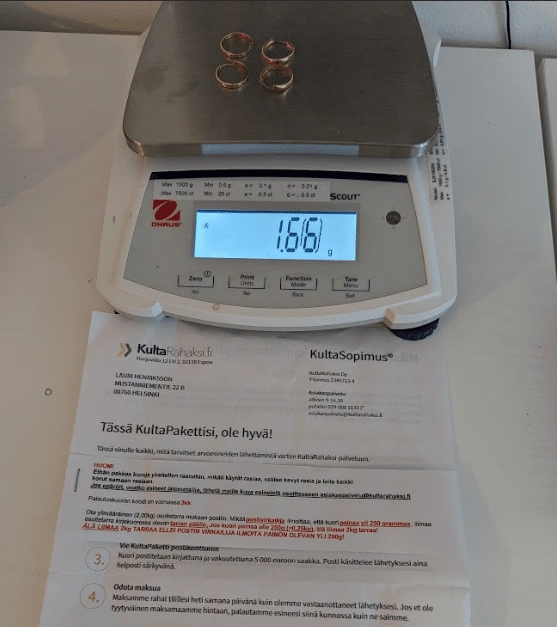 KultaRahaksi lähetyspaketti ja punnittavat kultasormukset