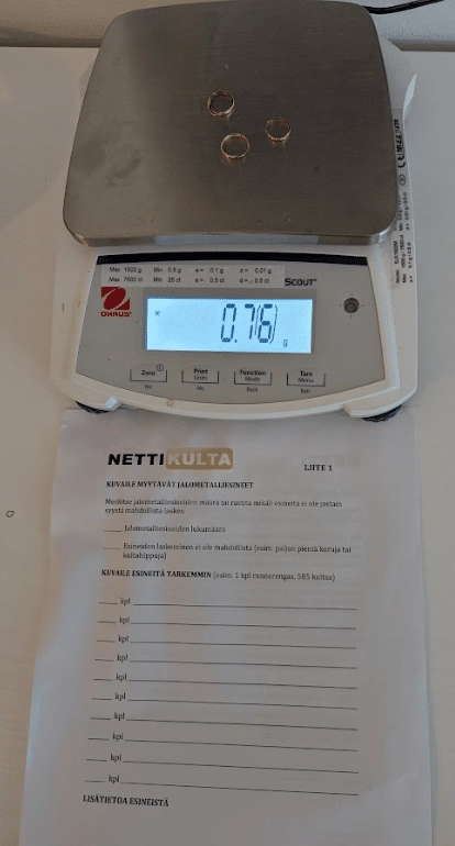 Kultakorujen punnitus Nettikullan lähetysprosessissa