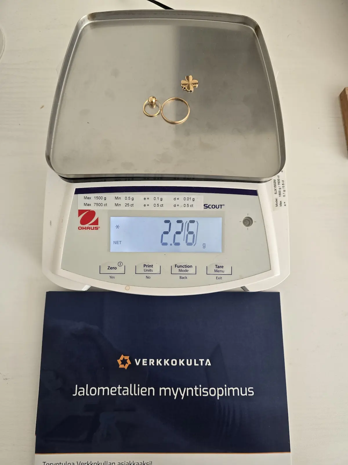 Verkkokulta kullan myynti ja kultakorujen punnitus
