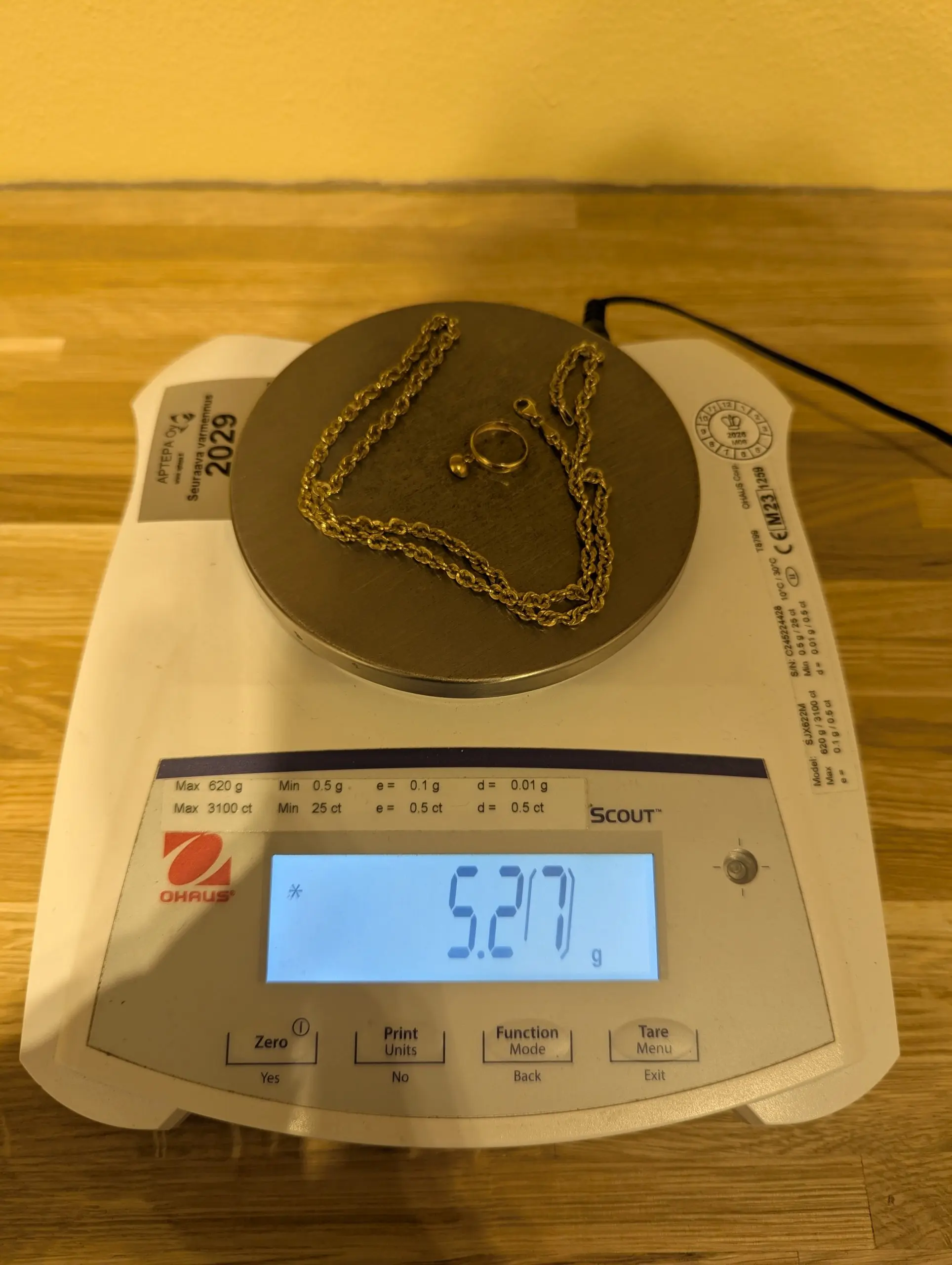 Jalonom Oy:lle myyty kultaerä CE-merkityllä vaa'alla ennen myyntiä, paino 5,27 g.