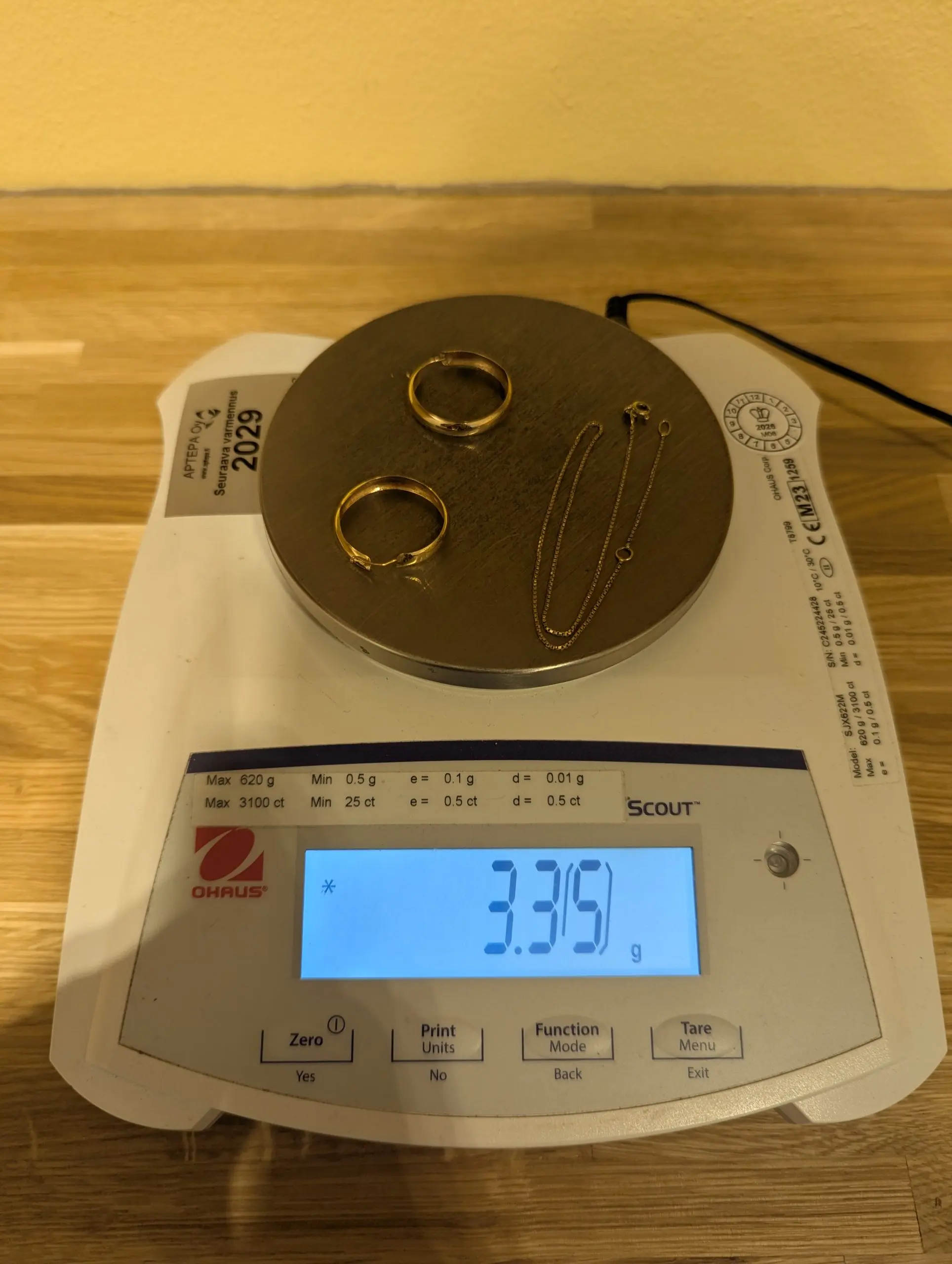 Kulta Euroiksi myyty kultaerä CE-merkityllä vaa'alla ennen myyntiä, paino 3,35 g.