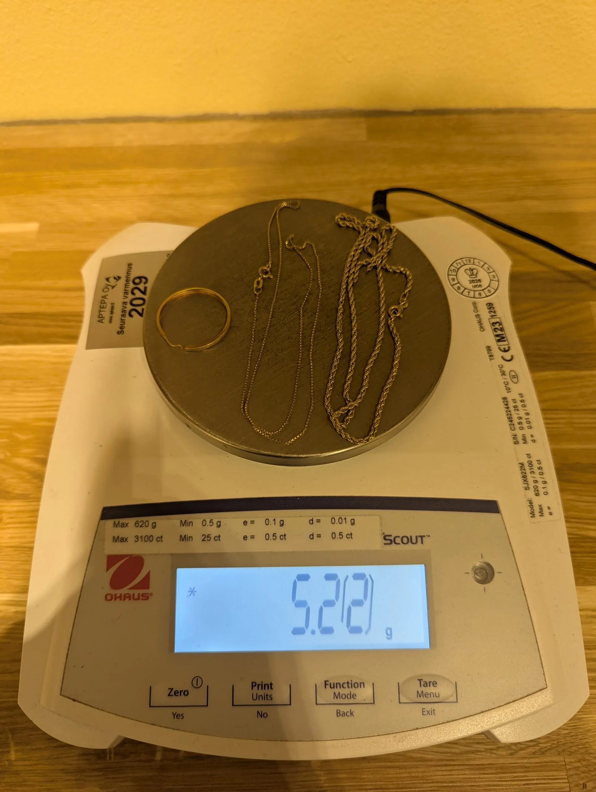 Kultaholvi:lle myyty kultaerä CE-merkityllä vaa'alla ennen myyntiä, paino 5,22 g.
