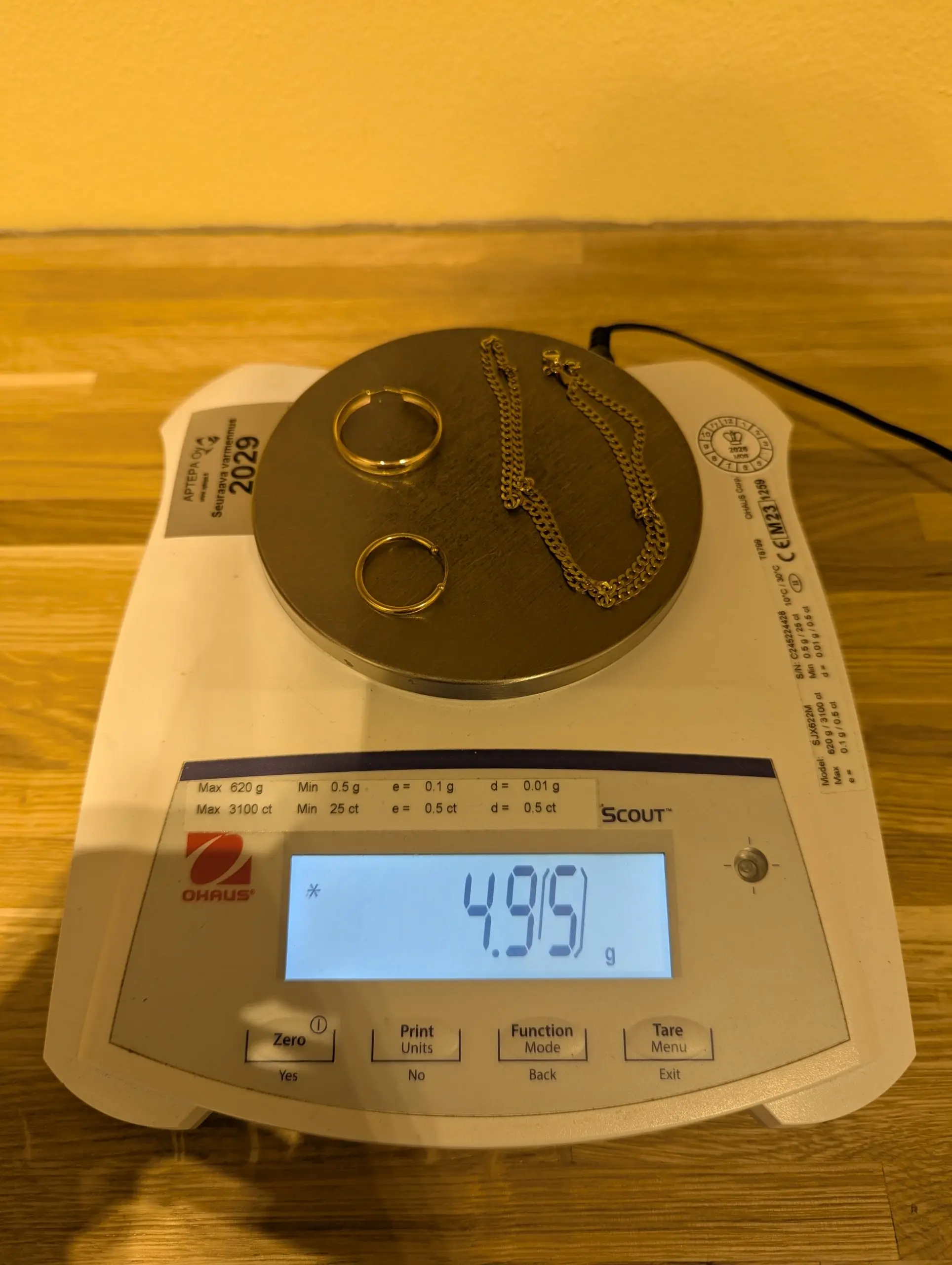 Kultakiertue:lle myyty kultaerä CE-merkityllä vaa'alla ennen myyntiä, paino 4,95 g.